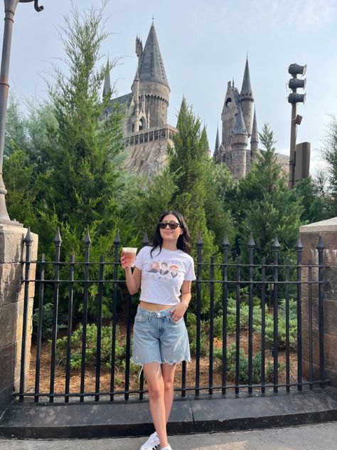 Cute Harry Potter Outfits For Universal, Universal Studios Outfit Aesthetic, Cute Universal Outfits, Harry Potter Park Outfit, Harry Potter World Outfit Summer, Universal Orlando Photo Ideas, Universal Studios Orlando Outfit Summer, Grad Bash Outfit Ideas Universal, Wizarding World Of Harry Potter Outfit