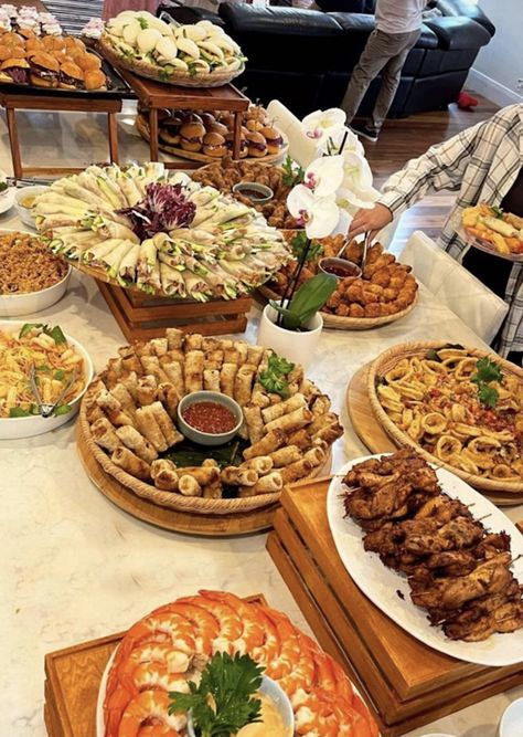 Asian Buffet Party, Filipino Food Presentation Ideas, Asian Wedding Buffet, Asian Food Wedding Buffet, Filipino Wedding Reception Food, Thai Buffet Ideas, Filipino Buffet Table Set Up At Home, Chicken Table Decor, Filipino Food Wedding