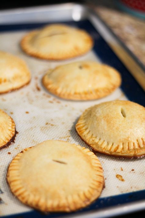 Baked Peach Hand Pies - Jen Around the World Baked Peach Hand Pies, Pumpkin Hand Pies, Pies Thanksgiving, Peach Hand Pies, Paleo Pie, Clean Desserts, Store Bought Pie Crust, Hand Pie Recipes, Christmas Lights Outside