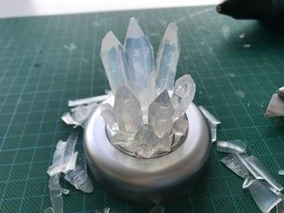 Dnd Model Making, Hot Glue Crystals, Hot Glue Ideas, Dnd Diy, Hot Glue Art, Decoration Buffet, Dnd Crafts, Dnd Minis, Glue Art