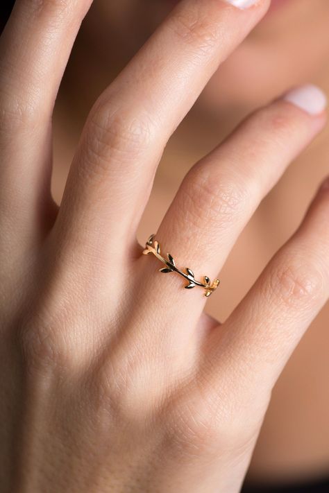 Minimal Rings Minimalist Jewelry, Minimal Rings, Simple Elegant Jewelry, Gold Leaf Ring, Hand Jewelry Rings, Rings Minimalist, Delicate Gold Ring, Dainty Gold Ring, Leaves Ring