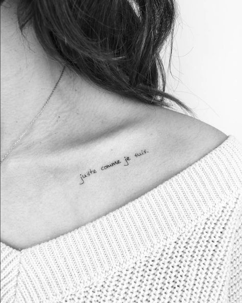 French quote ‘Juste comme je suis’ inked on the left clavicle bone Simple Quote Tattoos, Simple Shoulder Tattoo, Wildflowers Tattoo, Tattoos For Women Small Meaningful, Orca Tattoo, Tattoo Diy, Tattoo Placements, Small Shoulder Tattoos, Rose Tattoos For Women