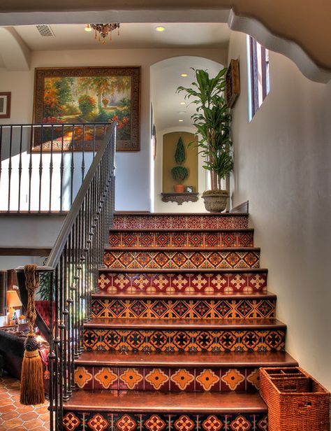 Spanish Revival stairs Spanish Interior, Spanish Home Decor, Hacienda Style Homes, Spanish Decor, Mexico House, Escalier Design, Colonial Style Homes, Mediterranean Home Decor, Mexican Home