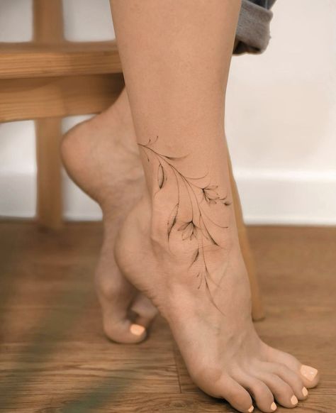 Wrap Around Ankle Tattoos, Carcase Iphone, Tato Minimal, Wrap Tattoo, Tato Henna, Ankle Tattoos For Women, Anklet Tattoos, Foot Tattoos For Women, Gemini Tattoo