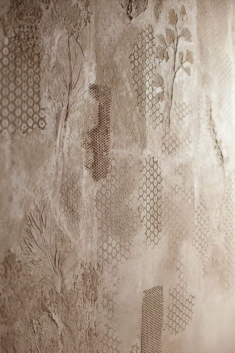 Matteo Brioni clay pattern wall finishes for Vinaria restaurant in Venice Matteo Brioni, Plaster Wall Texture, Wall Texture Patterns, Interior Wall Texture, Rooftop Restaurant Design, Stucco Finishes, Natural Architecture, Plaster Texture, Mediterranean Interior