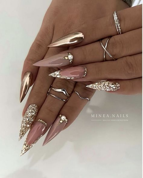 Nude Bling Nails, Fall Stiletto Nails, Gold Stiletto Nails, Cardi B Nails, Champagne Nails, Stilleto Nails Designs, Golden Nails, Pointy Nails, Nails Gold