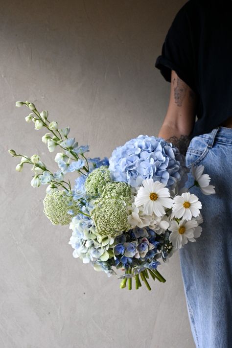 Fake And Real Flowers Mixed, Something Blue Flowers, Blue Spring Bouquet, Hydrangeas Bouquet Aesthetic, Blue Hortensia Bouquet, Bouquet Hydrangea Blue, Daisy And Hydrangea Bouquet, Dark Blue Delphinium Bouquet, Bouquet Of Flowers Hydrangea