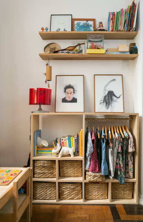 Lila's belongings are well organized. Small Toddler Bedroom, Small Kids Bedroom, House Kids Room, Montessori Bedroom, Kids Rooms Diy, Kid Rooms, Kids Interior Room, Baby Room Design, Small Apartment Decorating