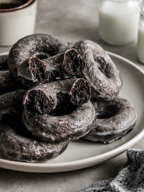 Chocolate Glazed Donuts Recipe, Chocolate Donuts Baked, Cake Donuts Recipe, Homemade Donuts Recipe, Baked Donut Recipes, Glazed Donuts, Chocolate Glazed Donuts, Homemade Donuts, Chocolate Donuts