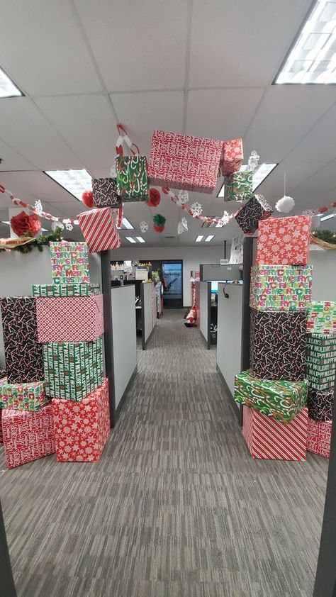 45+ Best Office Christmas Decorations Ideas: From Desk to Door Hanging Presents From Ceiling, Christmas Decor Ideas For Office, Office Christmas Decorations Ideas, Office Christmas Decorations Cubicles, Christmas Desk Decorations, Christmas Cubicle, Christmas Cubicle Decorations, Christmas Decorations Ideas, Christmas Contests