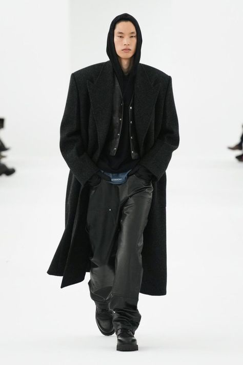 Long Black Coat Outfit Men, Winter Outfits 2023 Trends Men, Fashion Trends 2023 Fall Winter Men, Black Coat Outfit Men, Long Black Coat Outfit, Black Coat Outfit, Givenchy Men, Paris Fashion Week Men, Matthew Williams