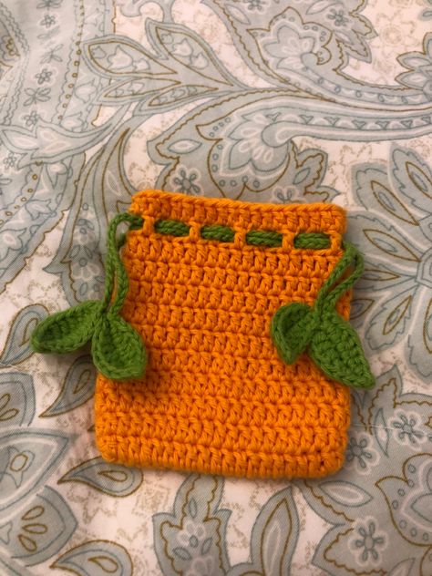 Crochet Fall Bag, Crochet Ideas Small Projects, Fall Themed Crochet, Crochet Christmas Gifts, Crochet Frog, Red Crochet, Crochet Inspo, Crochet Fall, Crochet Bracelet