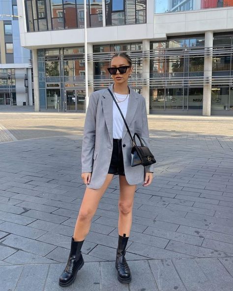 Short Boots Outfit, Denim Shorts Outfits, Denim Shorts Outfit, Short Noir, Business Casual Outfits For Work, Shorts Outfits, Future Apartment, Formal Outfits, Chic Blouses