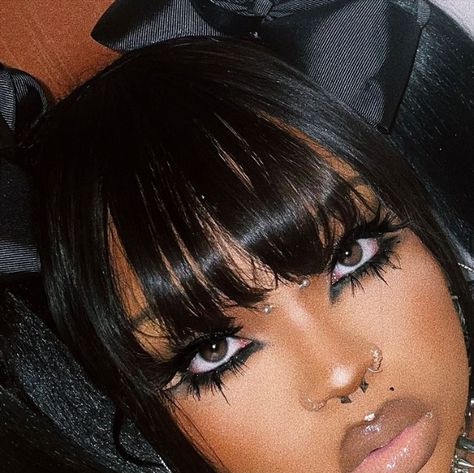 Goth Makeup Looks Black Women, Emo Black Women Makeup, Grunge Makeup On Black Women, Black Emo Girl Makeup, Goth Glam Makeup Black Women, Alternative Makeup Black Women, Y2k Profile Picture Instagram, Black Alternative Girl Makeup, Alt Makeup Looks Black Women