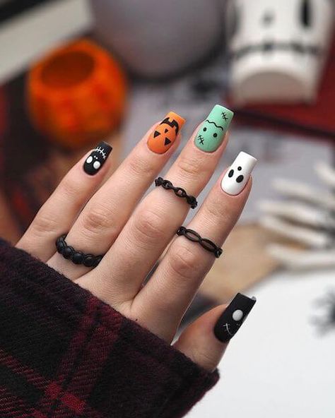 70+ Easy Halloween Nails For Beginners [2023] For A Spooky And Stylish Halloween Holloween Nails Acrylic Short, Simple Halloween Nails Short, Cute Halloween Nails Short, Swaggy Nails, Zombie Nails, Cartoon Nails, Holloween Nails, Trends Nails, App Filter