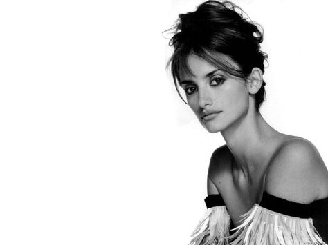 penelope cruz Spanish Actress, Penelope Cruz, Beauty Icons, White Photo, Famous Faces, Beauty Inspiration, Pretty People, Short Hair, Hair Makeup