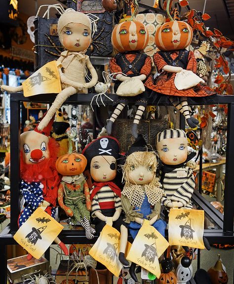 Joe Spencer has added lots of new smaller Trick or Treat dolls to the 2016 collection, don't you just love the Pirate!! Joe Spencer Halloween, Joe Spencer Dolls, Prim Halloween, Folk Art Halloween, Joe Spencer, Halloween Pics, Halloween Dolls, Halloween Things, Primitive Style