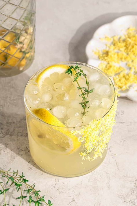 The perfect refreshing alcohol free drink for a hot Summers day. My Lemon Thyme Mocktail recipe is quick and easy to make and so delicious. Lemon Mocktail Recipes, Mocktails Non Alcoholic Healthy, Healthy Drinks Aesthetic, Thyme Mocktail, Tea Mocktail, Healthy Mocktail, Clean Cocktails, Summer Wellness, Alcohol Free Drinks