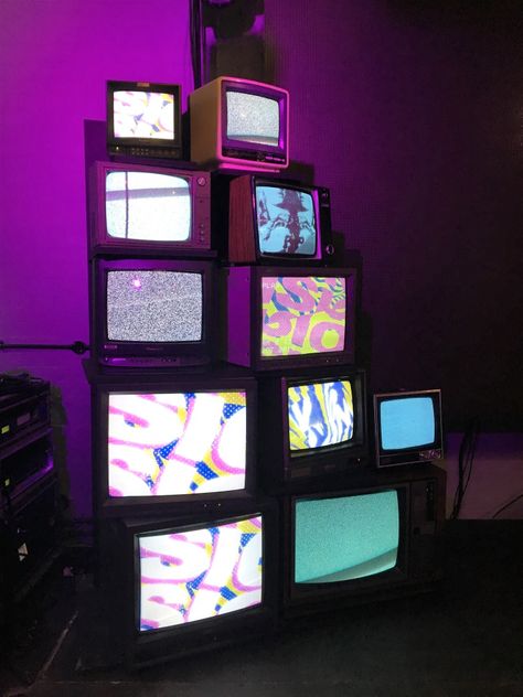 Mtv Backgrounds, Stacked Tvs Aesthetic, Old Tv Art Installation, 80s Stage Design, Vintage Tv Room, Box Tv Aesthetic, Tv Astethic, Game Show Aesthetic, Vintage Tv Aesthetic