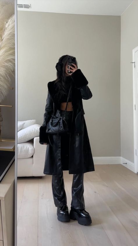 Long Jacket Outfit, Leather Couch Living Room, Coat Outfits For Women, Black Outfit Winter, Leather Coat Outfit, Faux Fur Coats Outfit, Fur Jacket Outfit, Black Coat Outfit, Black Leather Outfit