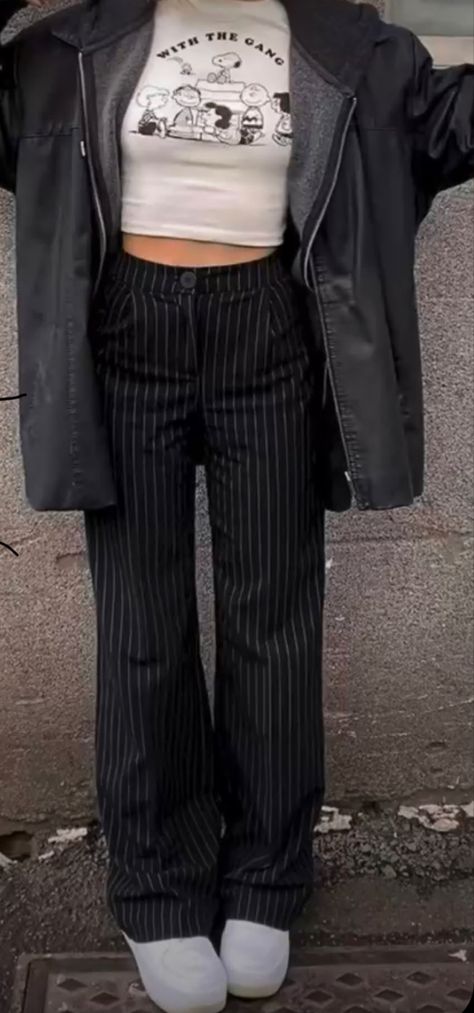 How To Style Pin Stripe Pants, Pin Stripe Trousers Outfit, Black Pinstripe Pants Outfit, Black Striped Pants Outfit, Pin Stripe Pants Outfit, Pinstripe Trousers Outfit, Striped Trousers Outfit, Fancy Pants Outfit, Pinstripe Pants Outfit