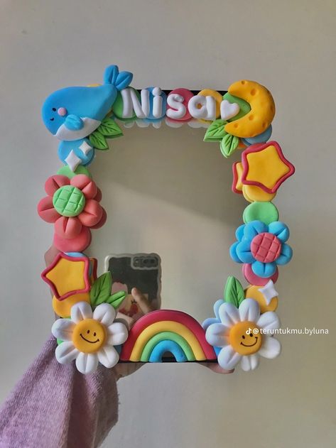 Clay Mirror Art Diy, Mirror Art With Clay, Mirror Clay Art Ideas Aesthetic, Clay Mirror Decor, Super Clay Ideas Diy, Mirror Decorating Ideas With Clay, Mirror And Clay Art, Mirror Decor With Clay, Clay Crafts Mirror