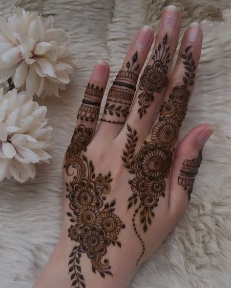 💯🌼 Henna Designs Fancy, Mehndi New Designs Unique, Mendhi Designs Simple Front Hand Unique, Mehandi Designs For Hands Unique, Mehndi Designs Simple Back Hand, Mehendi Designs For Back Hands, Finger Henna Designs Simple, Mehendi Designs Simple, Simple Back Hand Mehndi Designs