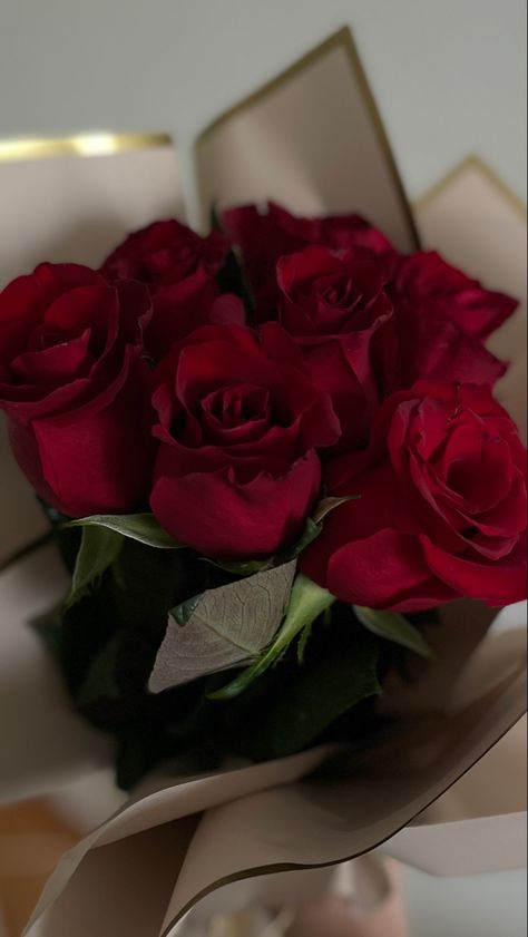 Red Rose Bouquet Aesthetic, Roses Aesthetic Bouquet, Rose Bouquet Aesthetic, Red Flower Wallpaper, Red Roses Bouquet, Rose Flower Pictures, Flowers Instagram, Red Rose Bouquet, Boquette Flowers