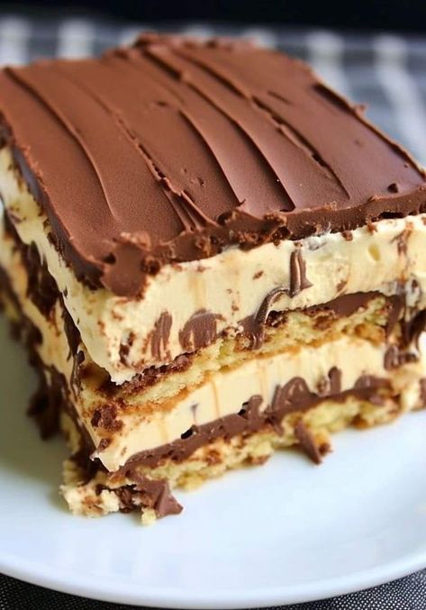 Jamie Oliver Family | "I've been making these for years and people lose their mind over them every time | Facebook Peanut Butter Eclair Cake, Peanut Butter Eclair, Boston Cream Pie Cupcakes, Eclair Cake Recipes, Chocolate Eclair Cake, Biscuits Graham, Cake Cooking, Eclair Cake, No Bake Peanut Butter