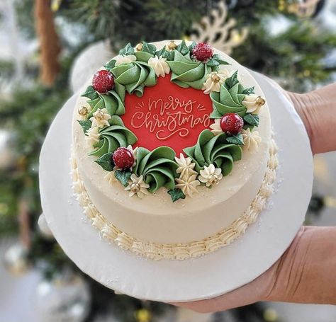 Simple Christmas Cakes Ideas, Christmas Cake Ideas Buttercream, Christmas Cake Designs Buttercream, Christmas Cake Designs Simple, Christmas Buttercream Cake, Christmas Decorated Cakes, Simple Christmas Cake Designs, Christmas Cakes Ideas Decoration, Decorated Christmas Cakes