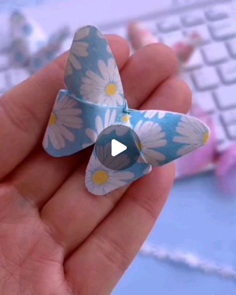 Butterfly Using Paper, Paper Craft Butterflies, Butterfly By Paper, How To Fold Paper Butterflies, Folding Butterfly Paper Crafts, Origami With Paper, Paper Origami Butterfly, Origami Butterflies Easy, Construction Paper Butterflies