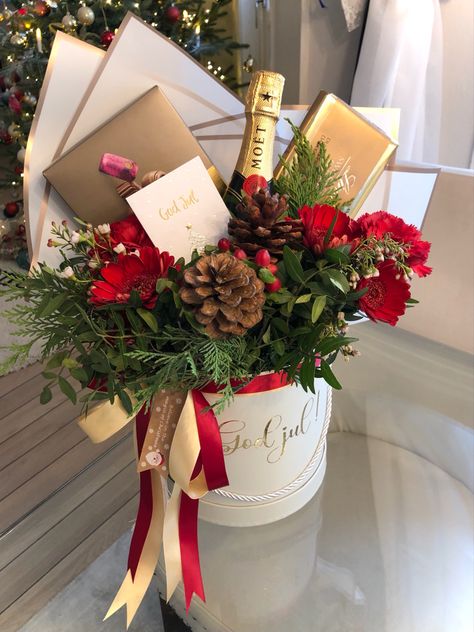 30 Year Old Women, Christmas Gift Hampers, Christmas Bouquet, Christmas Flower Arrangements, Women Ideas, Christmas Hamper, Easy Christmas Gifts, Gift Bouquet, Flowers Bouquet Gift