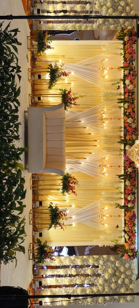 Stage For Haldi Ceremony, Half Saree Decoration Ideas At Function Hall, Half Saree Stage Decoration, Banquet Hall Stage Decorations, Haldi Venue Decor, Sadi Decoration Ideas, Function Hall Decoration Ideas, Haldi Stage Decoration Backdrops, Shadi Stage Decoration