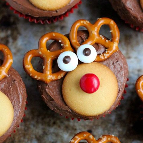 Reindeer Cupcakes Cupcake Receptek, Deco Cupcake, Reindeer Cupcakes, Pane Dolce, Easy Christmas Treats, Xmas Food, Christmas Cupcakes, Christmas Cooking, Christmas Snacks