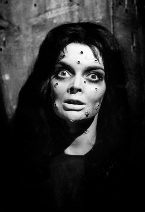 Barbara Steele in "Black Sunday" aka "Mask of Satan",  an Italian film from 1960, directed by Mario Bava. Barbara Steele, Hammer Horror Films, The Last Man On Earth, Horror Vintage, Hammer Films, Film Horror, Retro Horror, Classic Horror Movies, Scream Queens