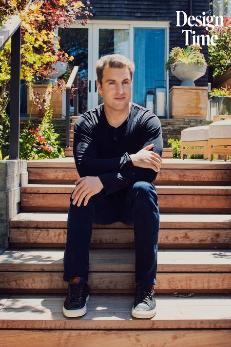 Airbnb co-founder and CEO Brian Chesky sitting on steps. Air Bnb Start Up, Airbnb Startup, Airbnb Listing Title, Airbnb Advertising, Sponsored Content, Co Founder, Photographer, Design