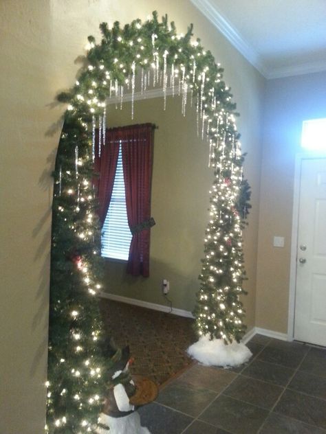 Christmas Party Archway, Christmas Decoration Archway, Arch Way Christmas Garland, Indoor Arch Christmas Decor, Christmas Tree Arch Decorating Ideas, Privacy Fence Christmas Decorations, Arch Doorway Decor Ideas, Christmas Garland Hallway Arch, Christmas Arch Indoor