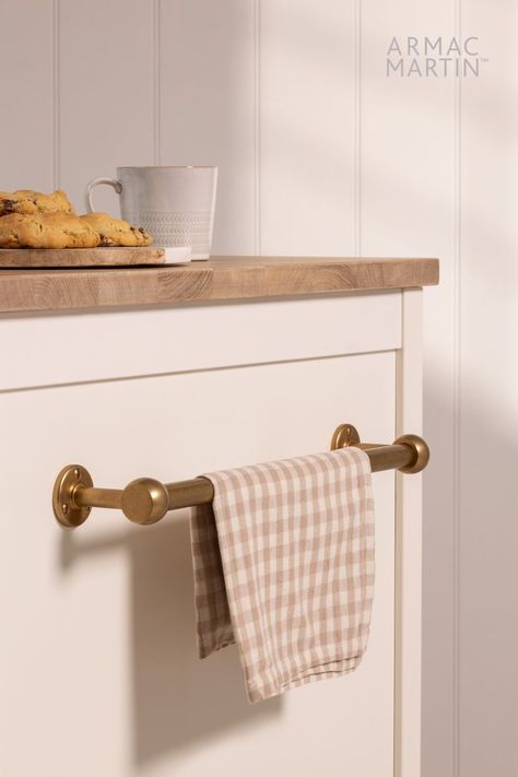 Introducing our versatile brass kitchen rail, the perfect solution for stylish kitchen storage. Ideal for kitchen utensils, coffee mugs, pots, pans, kitchen towels and more! Brass Rail Kitchen, Cotswold Kitchen, Brass Shelf Rail, Kitchen Towel Rail, Brass Rail, Kitchen Rails, Armac Martin, Functional Interior, Brass Cabinet Hardware