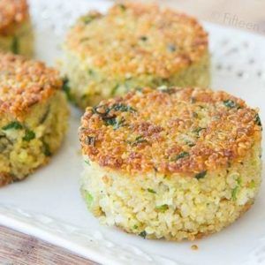 Crispy Parmesan Quinoa Cakes - Fifteen Spatulas Quinoa Recipes Side Dish, Parmesan Quinoa, Quinoa Side Dish, Quinoa Cakes, Quinoa Cake, Crispy Quinoa, Quinoa Dishes, Costco Meals, Vegan Quinoa