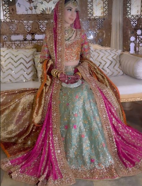 Valima Dress For Bride, Pakistani Bridal Wear Mehndi, Mehndi Brides Pakistani, Mehndi Bridal Outfit, Mehndi Dresses Pakistani, Garara Sharara, Simple Mehndi Dresses, Mehndi Dress For Bride, Bunto Kazmi