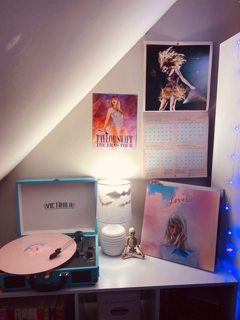 #taylorswift #lover Music Lover Room Aesthetic, Music Lover Bedroom Ideas, Taylor Swift Home Aesthetic, Swiftie Bedroom Aesthetic, Music Lover Bedroom, Vinyl Aesthetic Room, Taylor Swift Room Ideas, Swiftie Room Decor, Taylor Swift Themed Room