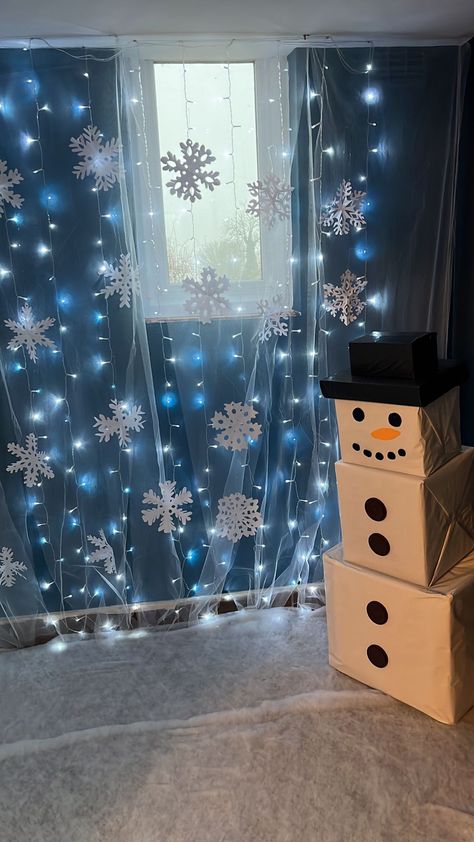 Winter Dance Backdrop, Winter Themed Dance Ideas, Winter Formal Decorations Diy, School Winter Wonderland Decorations, Winterwonder Land Decoration, Winter Formal Decoration Ideas, Diy Winter Wonderland Backdrop, Winter Backdrop Diy, Christmas Dance Decor