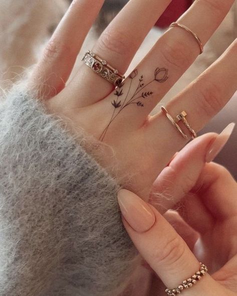 Hands Tatoos Woman, Girls Tattoos Hand, Trex Head Tattoo, Cute Finger Tattoos With Meaning, Dainty Flower Hand Tattoo, Ladies Small Tattoo Ideas, Minimalist Love Tattoo, Aesthetic Hand Tattoos For Women, Simple Tattoo Hand