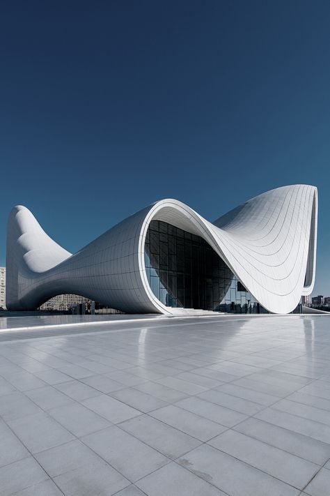 Heydar Aliyev Cultural Center is one of the most important and famous buildings of Azerbaijan. The center, which results from the competition that the country opened for constructing a cultural center with a modern approach, owes its reputation to Zaha Hadid, who always admires her understanding of design. Heydar Aliyev Cultural Center, where the Zaha Hadid aesthetics can be seen most clearly and known worldwide, has a lot to say in the name of deconstructivism. Norman Foster, Deconstructivism, Futurism Architecture, Neo Futurism, زها حديد, Zaha Hadid Architecture, Zaha Hadid Design, Famous Architecture, Architecture Building Design