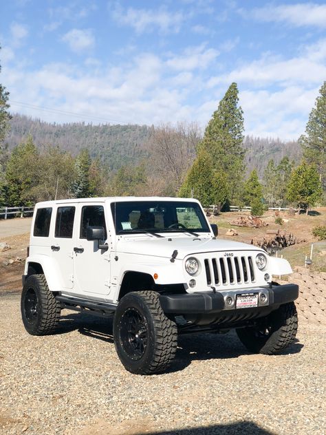 White Jeep Rubicon Aesthetic, White Jeep Sahara, Jeep Sahara Unlimited, Baby Jeep, White Jeep Wrangler, Jeep Sahara, White Jeep, Cars Jeep, Dream Trucks