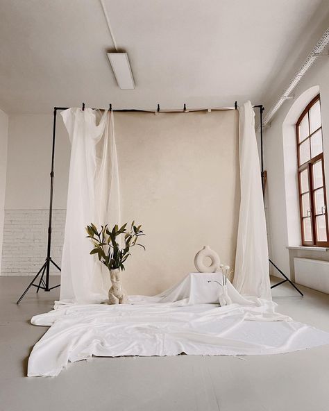 How To Set Up Photo Backdrop, House Shoot Ideas, Muslin Backdrop Photoshoot, Photography Studio Backdrop, Photoshoot Studio Setup Aesthetic, Neutral Photo Backdrop, Luxury Photography Studio, Silk Backdrop Photoshoot, Photoshoot Studio Background