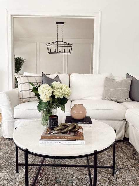 Coffee Table Styling Living Rooms, Round Coffee Table Styling, Round Coffee Table Decor, Round Living Room Table, Coffee Table Arrangements, Coffee Table Decor Living Room, Round Living Room, Round Table Decor, Table Decor Living Room