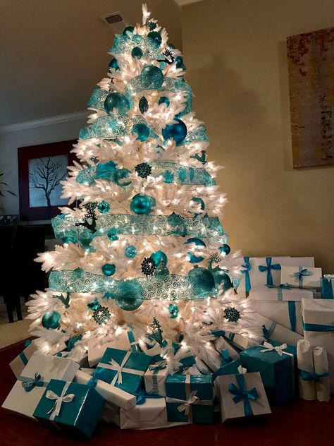 Teal Christmas Tree, Turquoise Christmas Tree, Christmas Tree Colour Scheme, Blue Christmas Tree Decorations, Elegant Christmas Tree Decorations, Libra Personality, White Christmas Tree Decorations, Christmas Tree Inspo, Christmas Specials