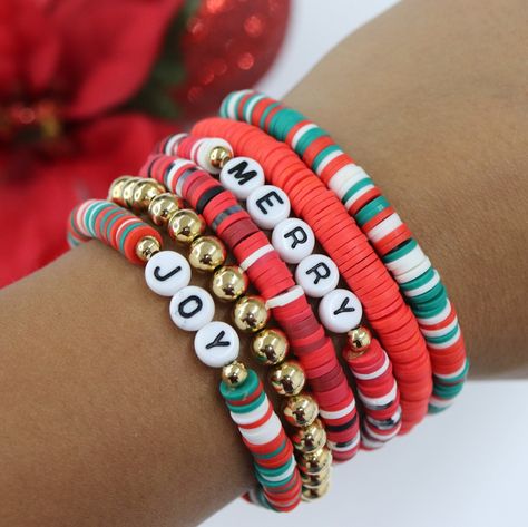 Christmas Bead Bracelets Diy, Aesthetic Bff Bracelets, Bracelet Ideas Beaded Words, Christmas Outfit Accessories, Clay Christmas Bracelets, Bracelets For Christmas, Words For Beaded Bracelets, Beads Name Ideas, Holiday Clay Bead Bracelet Ideas