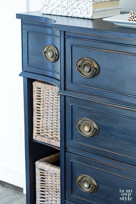 Furniture Makeover Navy Blue, Blue Chalk Paint Colors, Entry Table Paint Ideas, Chalk Paint Colors Ideas, Navy Blue Furniture, Jolie Paint, Navy Furniture, Chalk Paint Dresser, Chalk Paint Furniture Diy